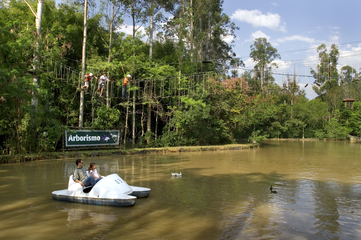 São 21 lagos, sendo 1 para diversão, 4 para pescas e 17 para criação de peixes.