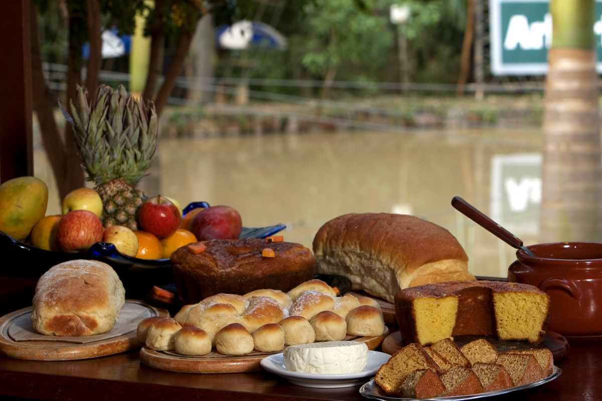 Dentre as 4 opções de refeiçoes diárias já inclusas na diária, o Café Caipira servido a tarde é um autêntico café regional com produtos da fazenda.