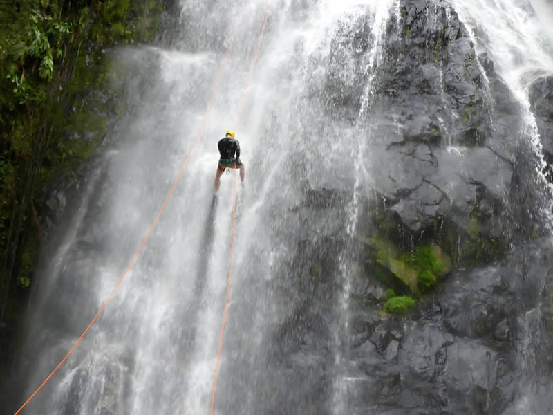 Apuama - Rapel na Cachoeira do Rio do salto