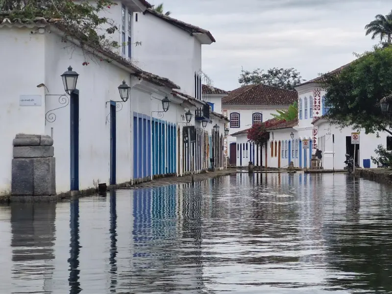 Centro Histórico de Paraty com maré cheia