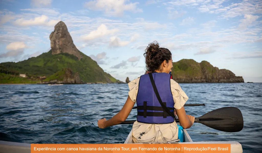 Experiência com canoa havaiana da Noronha Tour, em Fernando de Noronha