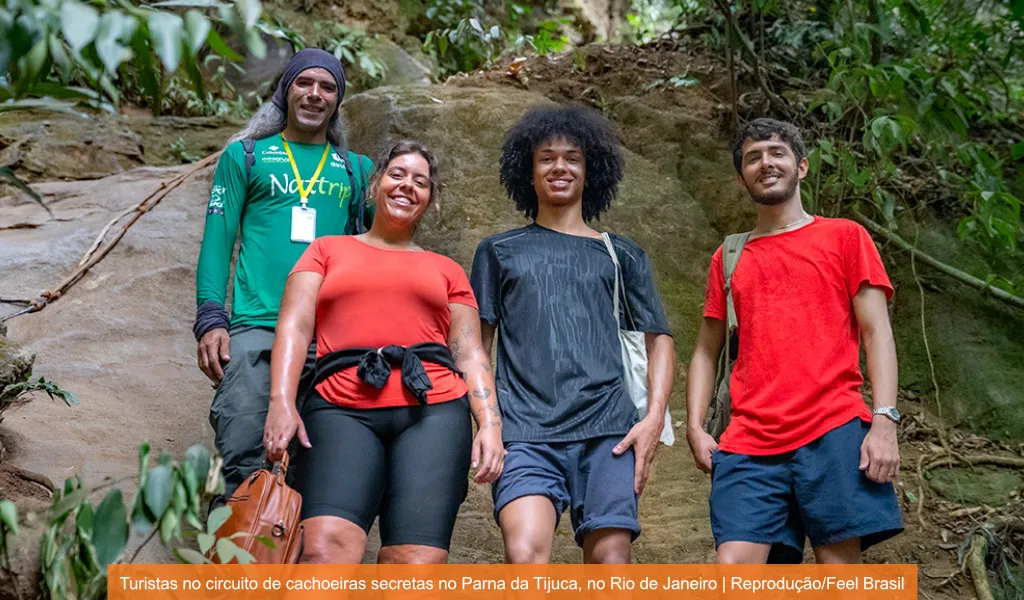 Turistas durante trilha em circuito de cachoeiras secretas no Parque Nacional da Tijuca, no Rio de Janeiro